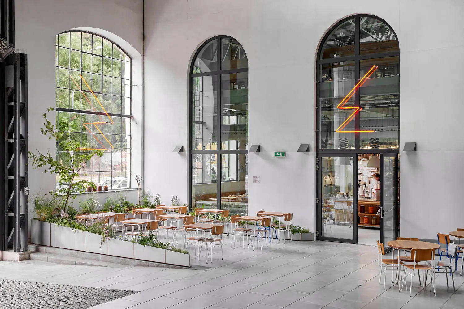 Exteriér Esky v pražském Karlíně.